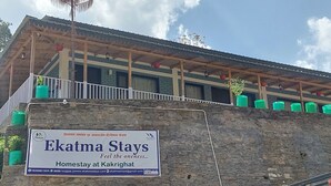 Une enseigne pour Ekatma Stays, qui fait la publicité de maisons à louer à Kakrigat.