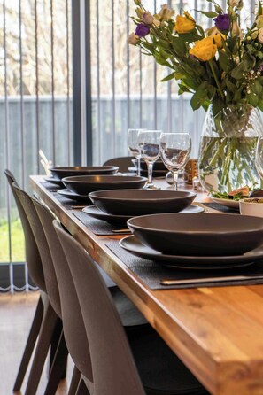Dining - Luxury Somerset Retreat w/ Hot Tub & Gym (Somerset)