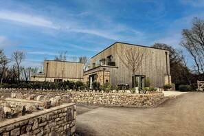 Exterior - Luxury Somerset Retreat w/ Hot Tub & Gym (Somerset)