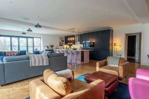 TV, table football, stereo, offices - Luxury Somerset Retreat w/ Hot Tub & Gym (Somerset)