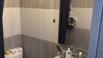 Douche, serviettes fournies, savon, papier toilette