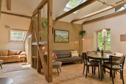 Alter Lindenhof Gnissau – Spacious Apartment in Historic Manor House