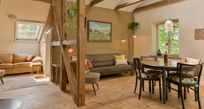 Alter Lindenhof Gnissau – Spacious Apartment in Historic Manor House