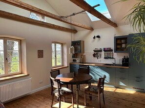 Réfrigérateur, four à micro-ondes, un four, surface de cuisson