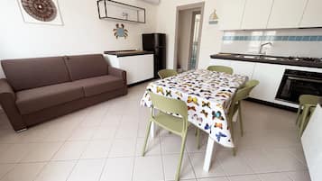 Apartment, 2 Bedrooms, Terrace | Bahagian dalam
