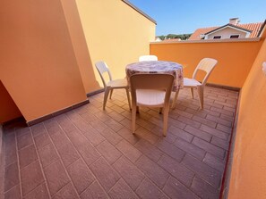 Apartemen, 2 kamar tidur, teras | Tempat makan outdoor