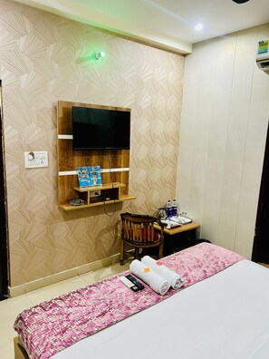 Deluxe Double Room | Free WiFi - Hotel RAJ (Haridwar)
