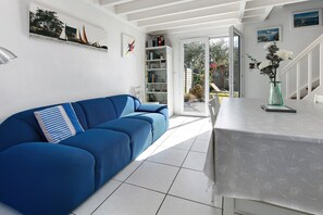 TV, stereo - Holiday Home "Les Guillemots" Near the Beach with Enclosed Garden (La Turballe)