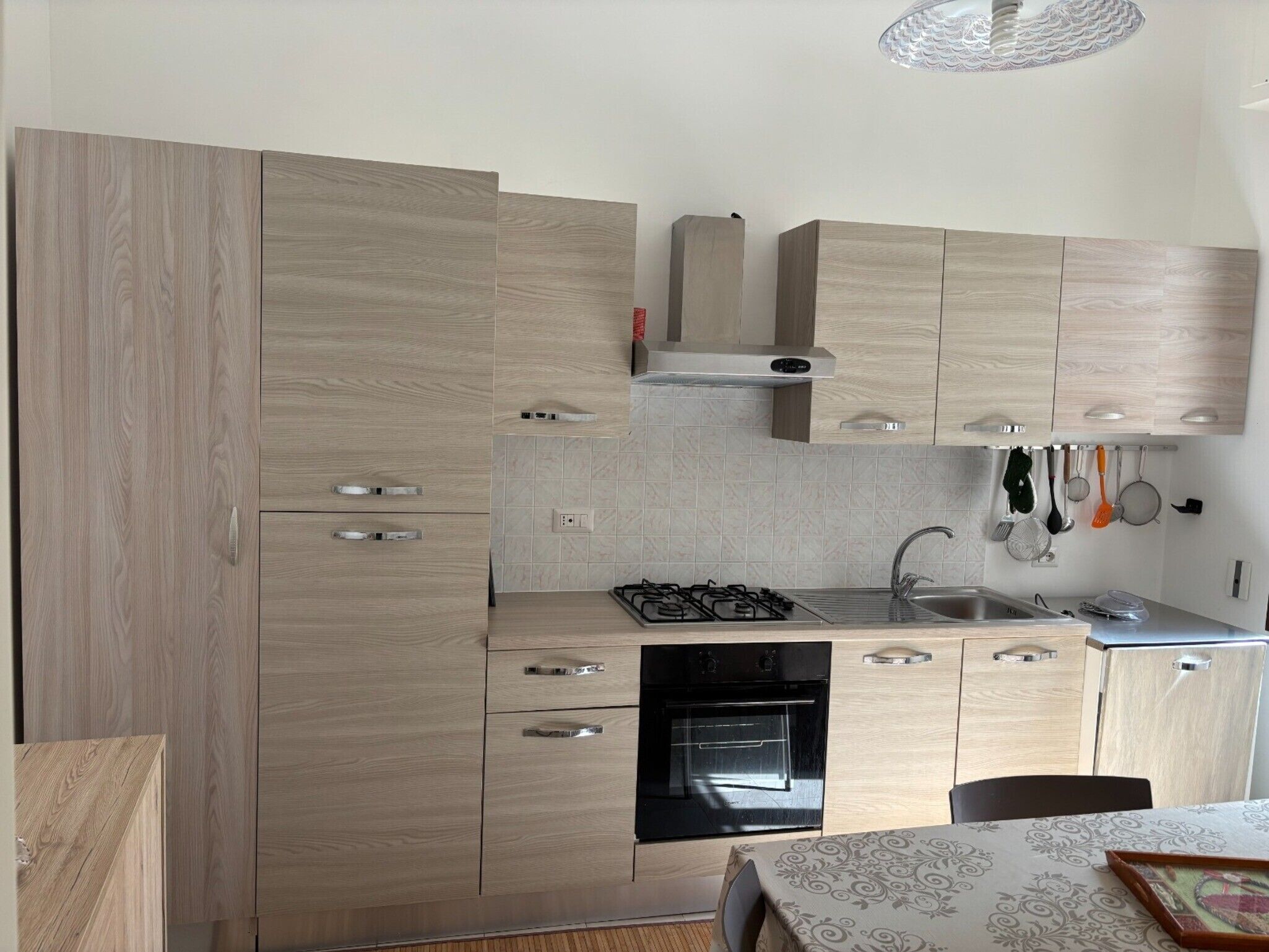 Kühlschrank, Ofen, Herdplatte, Wasserkocher mit Kaffee-/Teezubehör