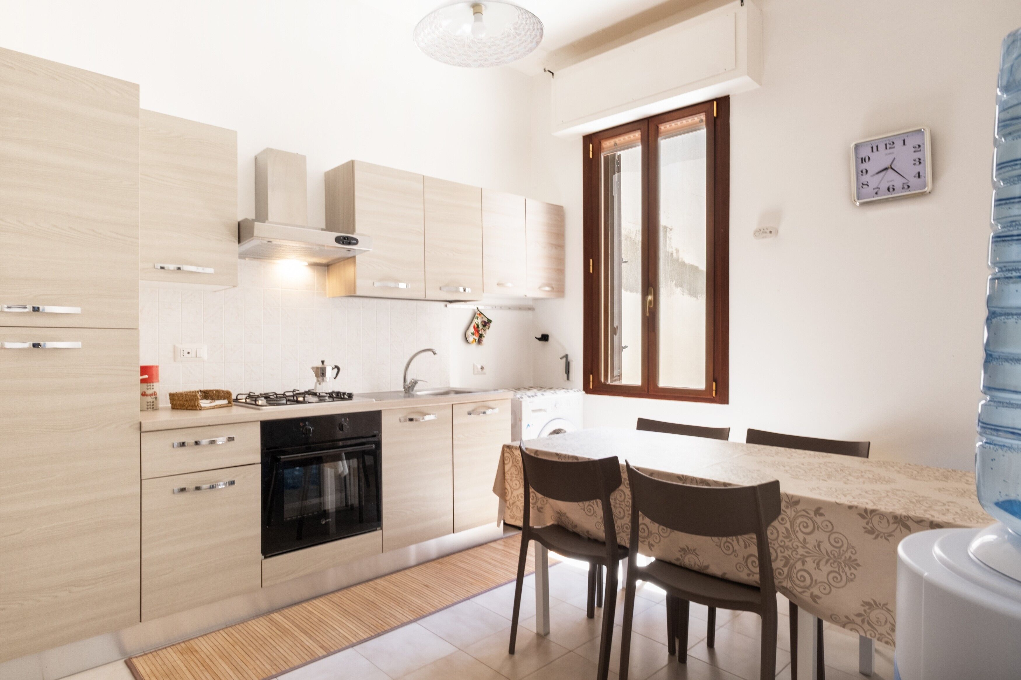 Coffee/tea maker, fridge, oven, stovetop