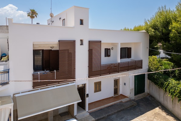 A modern two-story building with a balcony, a satellite dish, and a small garden area. - Vacation Home 'Vacanza Alle 4 Colonne - 2' with Balcony, Wi-Fi and Air Conditioning (Santa Maria al Bagno)