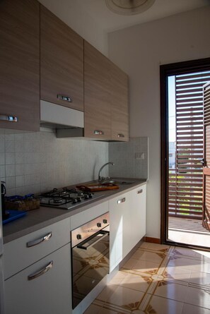 Kühlschrank, Ofen, Herdplatte, Wasserkocher mit Kaffee-/Teezubehör
