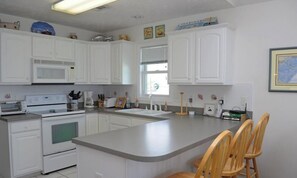 Fridge, microwave, oven, stovetop - Tax Breakers Oceanfront 4-Bedroom Home in Surf City, perfect for family (Surf City)