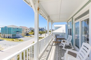 Outdoor dining - The Reason Why - Oceanview comfort a spacious 4-bedroom haven (Surf City)