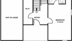 Grundriss mit einem Schlafzimmer, das als '2 Betten' gekennzeichnet ist, einem Eingang, einer Toilette und einer Badewanne.