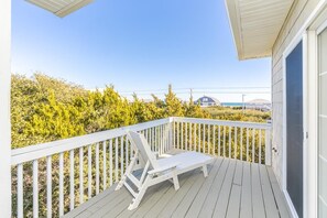 Property grounds - Time Out Cozy 4-bedroom beach house in Topsail Beach, perfect for family (Topsail Beach)