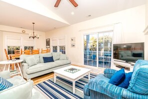 Living area - Time Out Cozy 4-bedroom beach house in Topsail Beach, perfect for family (Topsail Beach)