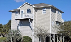 Exterior - Time Out Cozy 4-bedroom beach house in Topsail Beach, perfect for family (Topsail Beach)