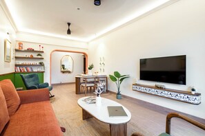 Departamento, 2 habitaciones, cocineta | Área de sala de estar | Smart TV de 42 pulgadas con canales digitales 