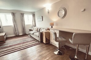 Living area - Lake House Annexe - quiet countryside retreat close to Bristol, Bath and Wells. (Bristol)