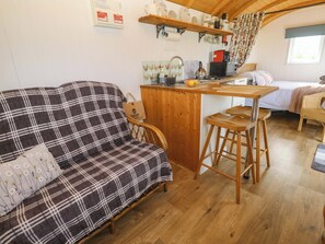 1 bedroom, individually decorated, individually furnished, free WiFi - Higher Merther Farm Shepherds Hut (Helston)
