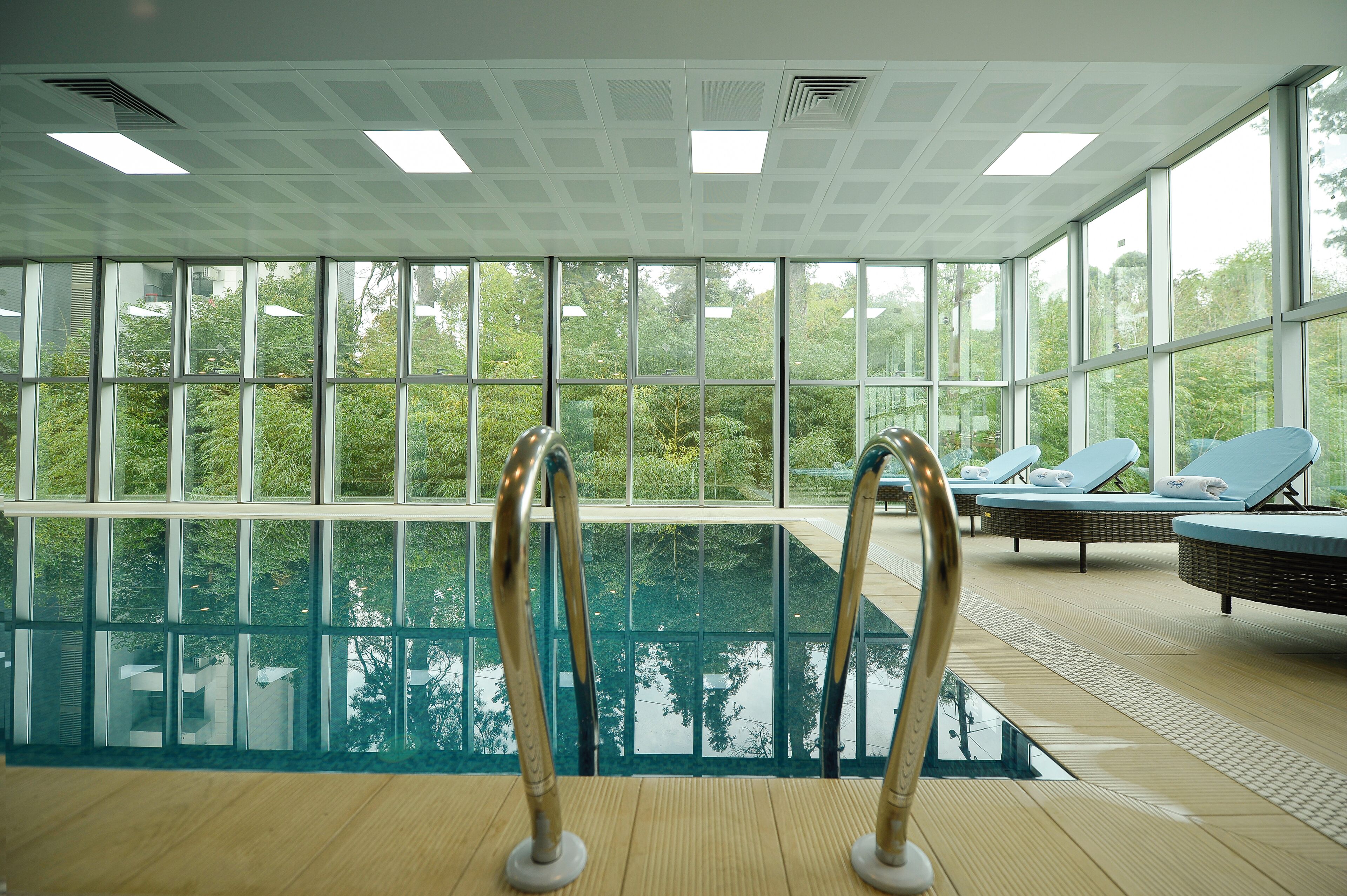 Una piscina techada, una piscina al aire libre de temporada