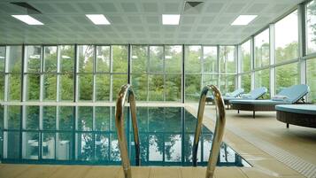 Una piscina techada, una piscina al aire libre de temporada