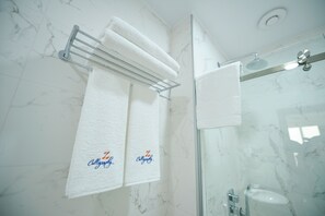 Ducha, artículos de tocador gratuitos, secador de pelo, pantuflas