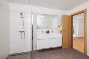 Dusche, Handtücher, Seife, Toilettenpapier