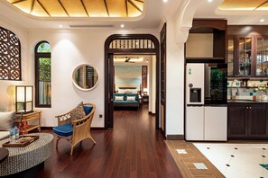 Un interior moderno con comedor, cocina y sala de estar.