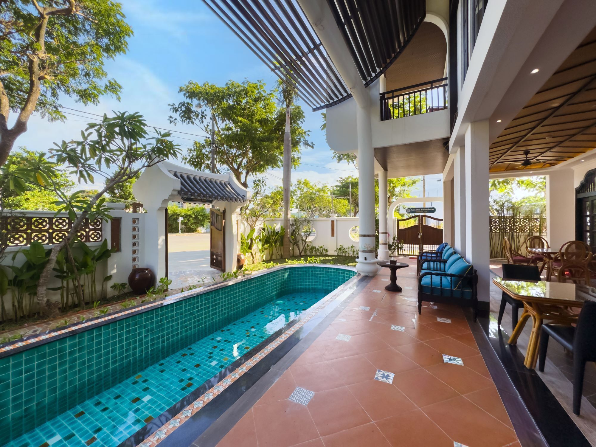 Una piscina al aire libre