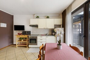 Een koelkast, een microgolfoven, een oven, een kookplaat