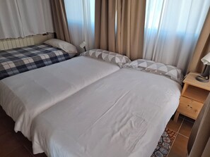 8 chambres, bureau, fer et planche à repasser, lit de bébé portatif