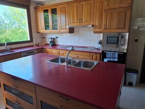 Réfrigérateur, four à micro-ondes, un four, surface de cuisson