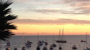 A marina with multiple boats docked at sunset. - Charming Hideaway: 3 Family-Friendly Rooms, Near Catalina Island Museum (Avalon)