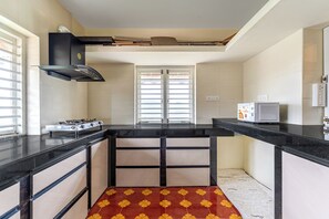 Private kitchen - Alaya Stays Mihirikas Nirvana 5-BHK (Ooty)