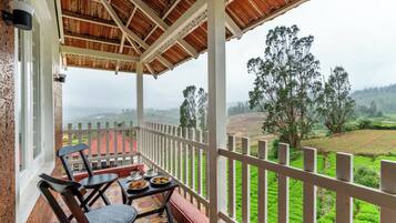 Deluxe Villa, Garden View | Outdoor dining