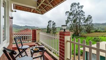 Deluxe Villa, Garden View | Outdoor dining