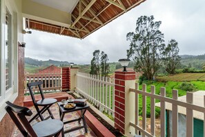 Deluxe Villa, Garden View | Outdoor dining - Alaya Stays Mihirikas Nirvana 5-BHK (Ooty)