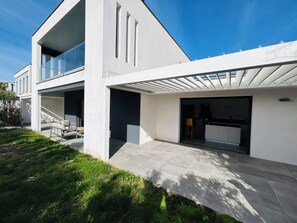 Exterior - Spacious modern villa with garage (La Grande-Motte)