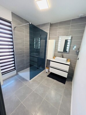 Hair dryer, towels, toilet paper - Spacious modern villa with garage (La Grande-Motte)