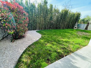 Property grounds - Spacious modern villa with garage (La Grande-Motte)