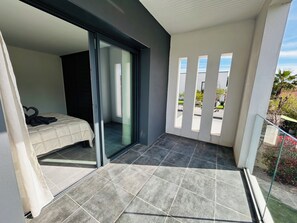 Iron/ironing board, Internet, bed sheets - Spacious modern villa with garage (La Grande-Motte)