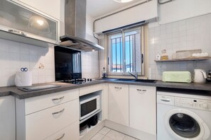 Fridge, microwave, oven, stovetop - Golfe Juan 3-Room Apartment Near the Sea with Parking (Vallauris)