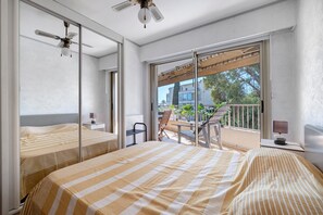 2 bedrooms, iron/ironing board, bed sheets - Golfe Juan 3-Room Apartment Near the Sea with Parking (Vallauris)