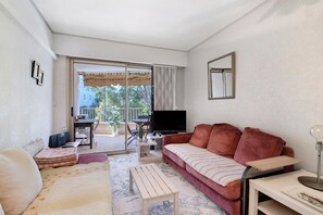 TV - Golfe Juan 3-Room Apartment Near the Sea with Parking (Vallauris)