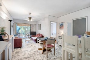 TV - Golfe Juan 3-Room Apartment Near the Sea with Parking (Vallauris)