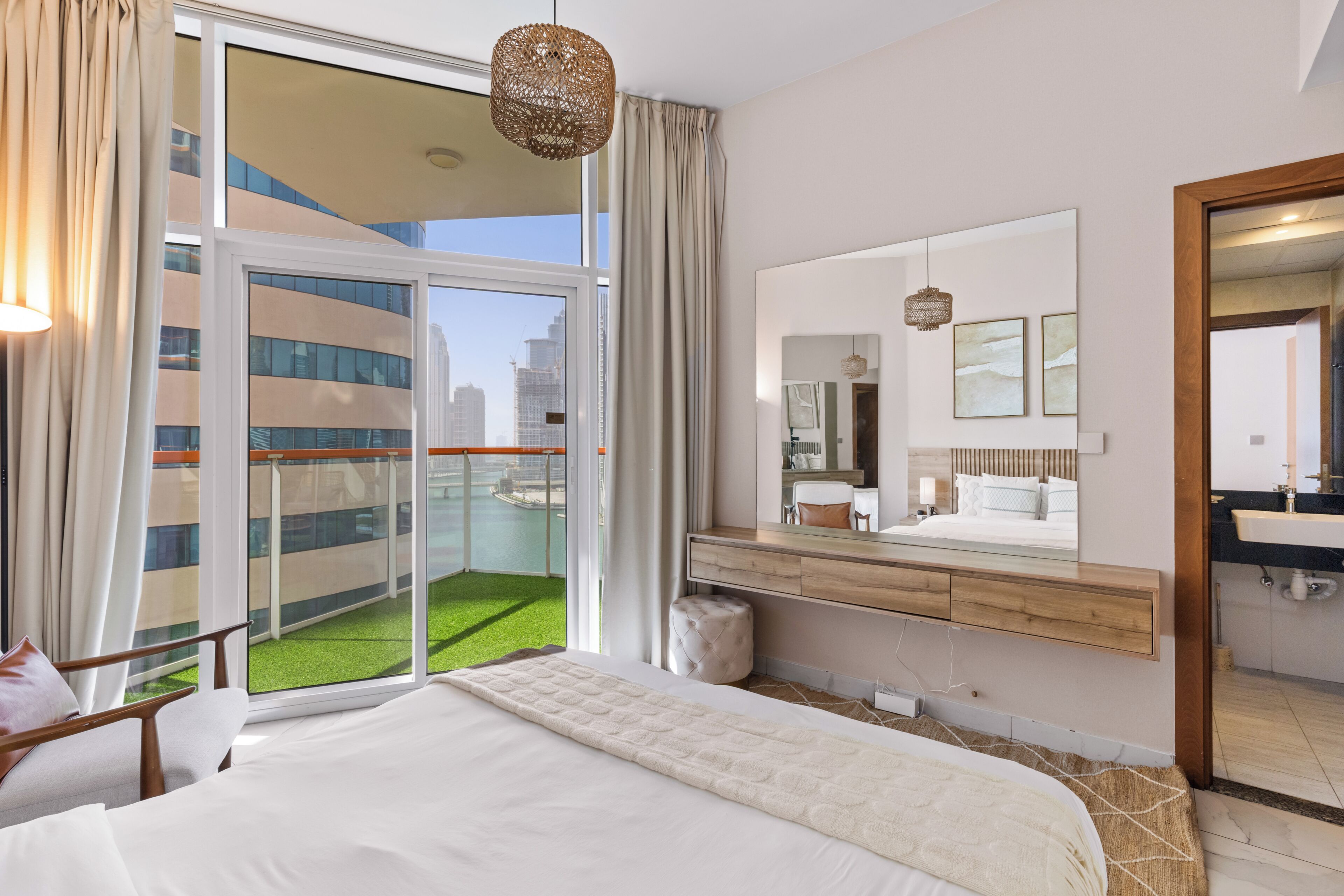 Luxury-Apartment, Balkon, Stadtblick | Zimmersafe, Verdunkelungsvorhänge, schallisolierte Zimmer