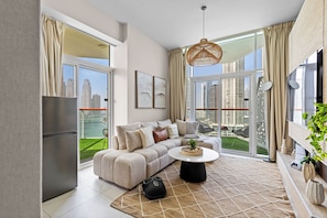 Apartamento superluxo, sacada, vista para a cidade | Área de estar | TV de tela plana