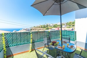 Outdoor dining - StarFish Apartment by Atlantic Holiday (Calheta)